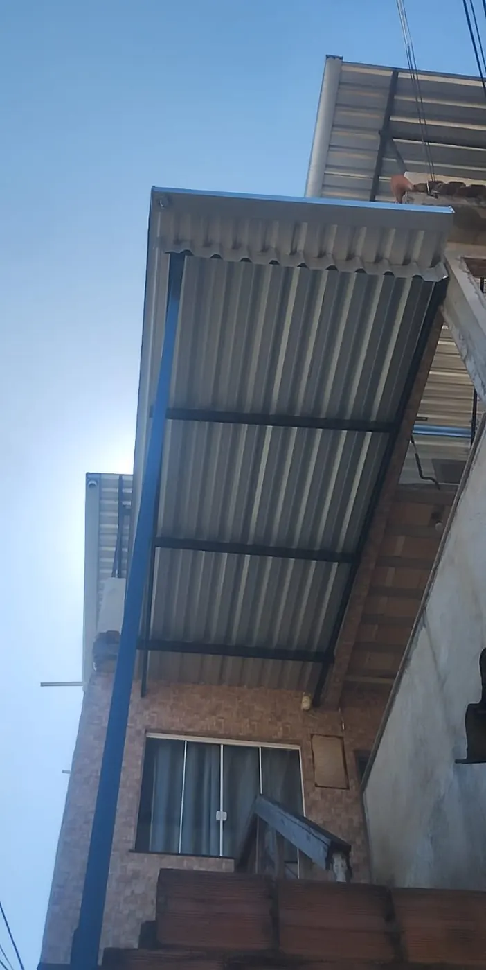 Cobertura metálica sobre a varanda de uma casa