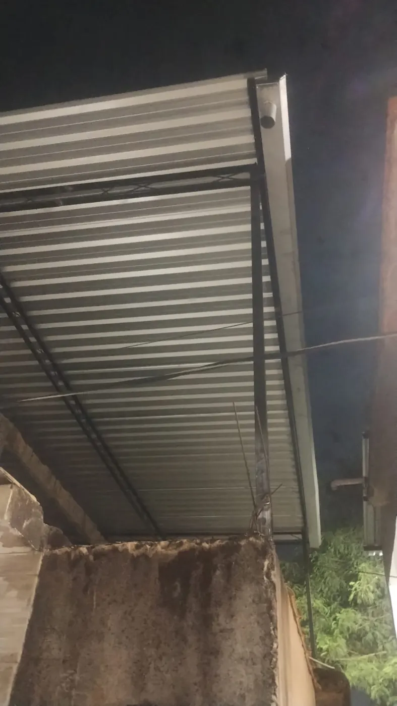 Cobertura metálica vista por baixo, com a estrutura de apoio